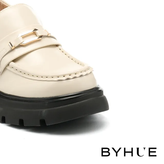 【BYHUE】別致時尚金屬釦寬帶開邊珠牛皮樂福軟芯厚底鞋(米白)