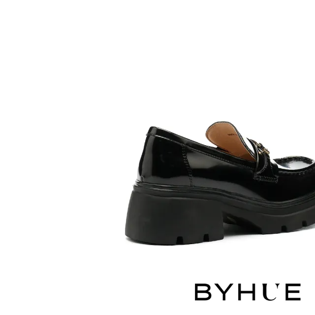 【BYHUE】別致時尚金屬釦寬帶開邊珠牛皮樂福軟芯厚底鞋(黑)