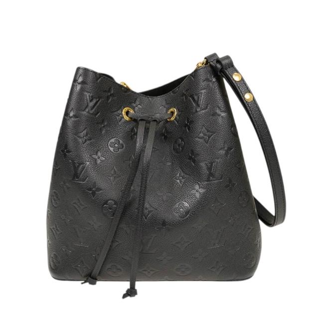 LV LOUIS VUITTON路易威登 M45256 NeoNoe MM 皮革壓花水桶包 LV 路易威登 M45256 NeoNoe MM 黑色牛皮壓花水桶包,為女性設計的兩用包款,擁有高雅質感與實用機能。包款採用優質牛皮製成,搭配原廠防塵套、品控卡與說明書,尺寸為26x17.5x26cm,並附可拆式背帶119cm,適合日常出勤與輕便攜帶。