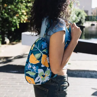 【HEALTHY BACK BAG】官方直營-印花系列RECYCLED PRINT SLING 斜背包-湖水花園 男包 女包 側背包 斜背包