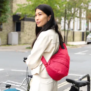 【HEALTHY BACK BAG】官方直營-基本款 TEXTURED NYLON SMALL 斜背包-桃果紅 男包 女包 側背包 大容量包