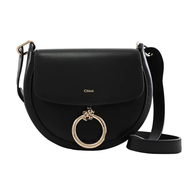 【Chloe’ 蔻依】Arlene 簡約燙金LOGO金屬圓環小牛皮馬鞍包斜背包(黑)