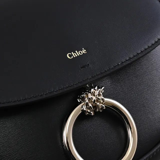 【Chloe’ 蔻依】Arlene 簡約燙金LOGO金屬圓環小牛皮馬鞍包斜背包(黑)