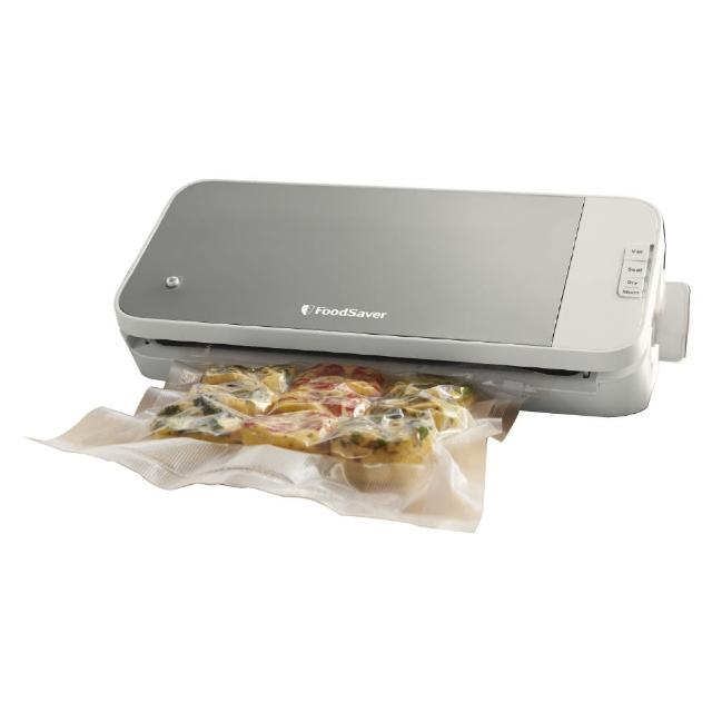  FoodSaver VS2150 真空包裝機是家用食品儲存的理想選擇，品牌來自FoodSaver，型號VS2150，產地中國。商品尺寸為L 40.5 x W 15.65 x H 6.9 cm，重量僅2.75kg，便於操作與收納。提供1年保固，內容物包含11\"真空卷*1、真空袋(3.79L)*2、真空袋(950ml)*3及轉接頭*1。有效延長食物新鮮度，適合廚房日常使用，關鍵字最佳化搜尋真空包裝機與食品儲存需求。 