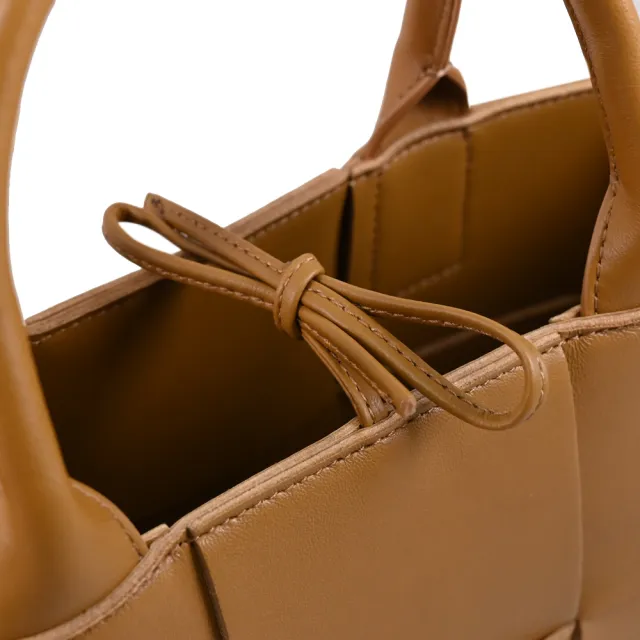 【BOTTEGA VENETA 寶緹嘉】Candy Arco 簡約手工大格編織手提包托特包兩用包(淺咖 大)