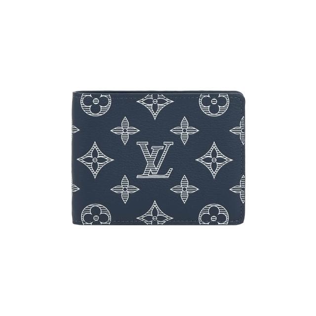 LV LOUIS VUITTON路易威登 M83379 Multiple Shadow 牛皮對開短夾 Louis Vuitton / LV M83379 Multiple Shadow 牛皮對開短夾,全新真品,適合男生使用。外層為Monogram Shadow小牛皮,搭配牛皮飾邊及襯裡,呈現高階質感。藍色系設計搭配幾何圖樣,展現時尚與經典風格。掀開式開口設計,方便取用。內含2層鈔票空間與4層卡片空間,無透明卡片層、零錢層與護照插袋。商品附贈原廠盒子與防塵套,確保商品安全與保值。實際商品顏色可能因螢幕設定略有差異,請以實際商品為準。