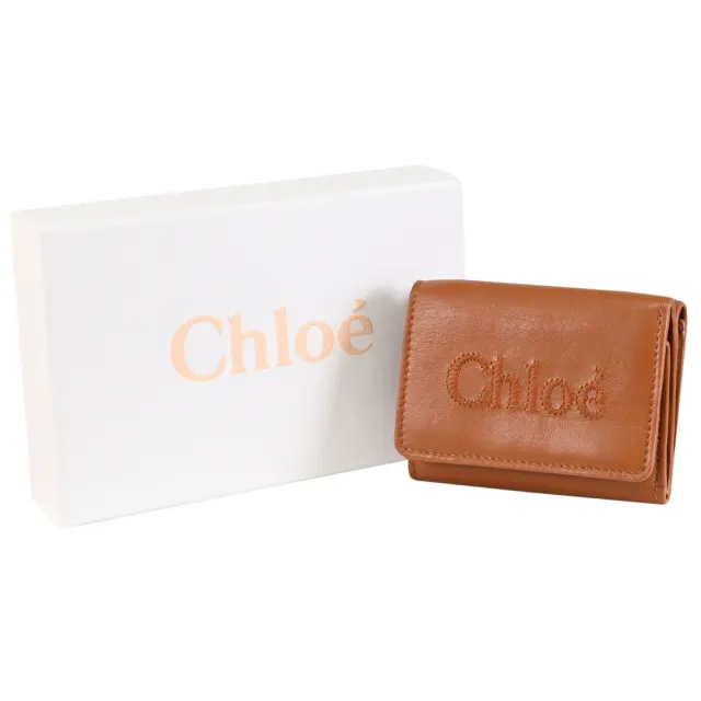 【Chloe’ 蔻依】SENSE 簡約電繡品牌LOGO小牛皮三折扣式零錢小短夾(焦糖棕)