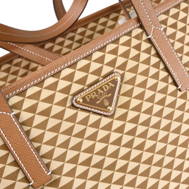 【PRADA 普拉達】經典三角LOGO幾何印花尼龍肩背包托特包(焦糖棕)
