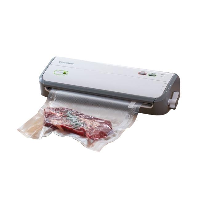 FoodSaver FM2010 FoodSaver FM2010 真空包裝機是家用食品保鮮的最佳選擇,輕鬆密封新鮮蔬果、肉類與剩食,延長保鮮期達5倍。尺寸L 43.2 x W 15.55 x H 9.85cm,重量僅2.26kg,便於收納。中國製造,提供1年保固。內容物包含保證書、中文說明書、8吋真空卷*1、11吋真空卷*1、真空密鮮盒*1、真空瓶塞*1、轉接頭*1,適合廚房日常使用,提升食品儲存效率。