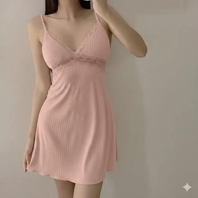【RoseMi 瑰覓】拼接蕾絲冰絲涼感睡裙附胸墊性感低胸親膚吊帶睡衣9067