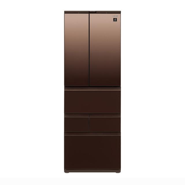 SHARP夏普 SJ-GK51AT-T 504L 六門變頻冰箱，咖啡色系設計適合現代廚房，提供寬敞儲存空間。採用變頻馬達技術，省電安靜，第1級能源效率與環保冷媒R600a，尺寸寬65 x 深68.4 x 高183.8 cm，重量106kg。產地中國，全機及壓縮機保固1年，含基本安裝服務。