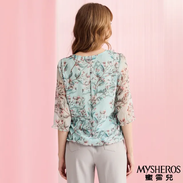 【MYSHEROS 蜜雪兒】雪紡造型上衣 鑽飾雙層花邊小V領 鏤空珍珠吊飾 滿版花卉印花(水藍)