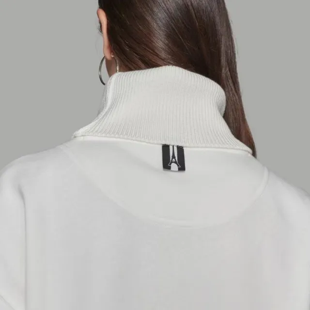 【KARL LAGERFELD 卡爾】晶鑽LOGO別針高領毛衣 雲舞白