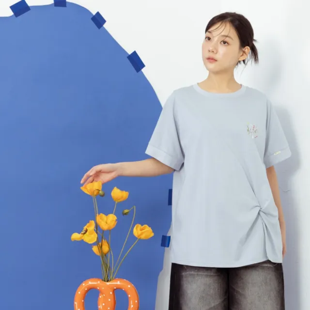 【MOSS CLUB】兔寶彩帶印花扭結開衩短袖棉T 藍 白(魅力商品)