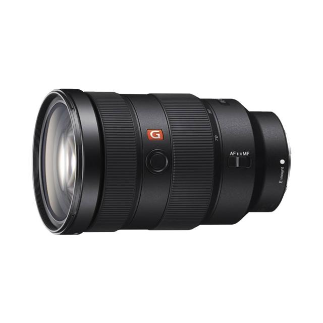 SONY 索尼 SEL2470GM FE 24-70mm F2.8 GM 鏡頭，為 SONY E-Mount 全片幅相機量身打造，提供 24-70mm 標準變焦範圍與恆定 F2.8 大光圈，適合人像、風景、街拍等多種專業攝影需求。採用 13 群 18 枚優異鏡片結構，9 片光圈葉片確保柔美散景效果，放大倍率 0.24x，濾鏡尺寸 82mm，直徑 87.6mm x 全長 136mm，重量僅 886g 輕巧便攜。平行輸入來源，享有 6 個月保固，是標準變焦鏡頭的頂級選擇，帶來銳利影像與出色表現。