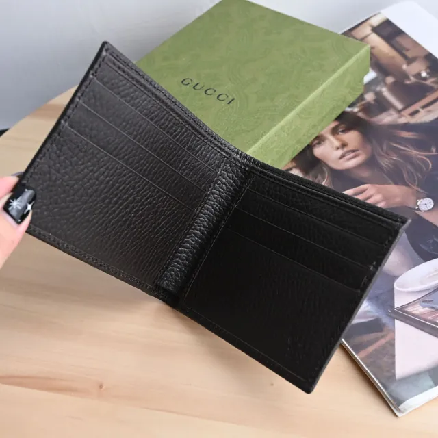【GUCCI 古馳】經典雙G LOGO緹花布皮飾邊雙層對折6卡短夾(駝咖)