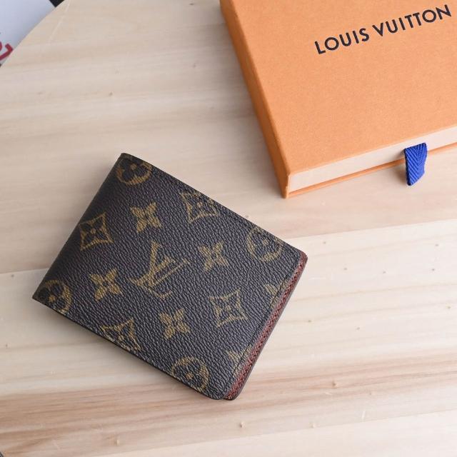 LV LOUIS VUITTON 路易威登 M60895 經典 Monogram 印花摺疊短夾，採用高階咖啡色系帆布製成，內層為 Monogram 帆布設計，擁有 6 個內袋與 1 個主夾層，搭配原廠防塵套與品控卡，為您提供高質感與實用性兼具的收納選擇，適合男女使用，為歐洲真品商品。
