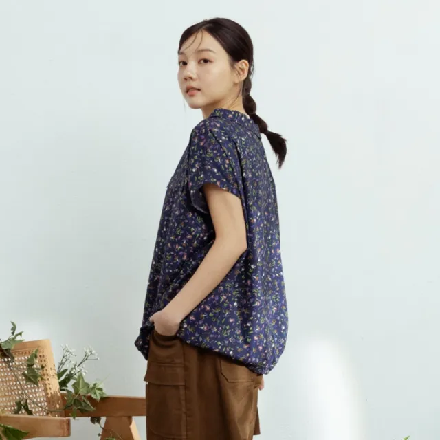 【MOSS CLUB】彩色手繪風花卉翻領蓋袖上衣 藍 黑 白