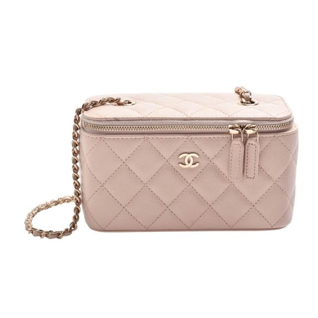 【CHANEL 香奈兒】經典雙C LOGO菱格魚子醬牛皮拉鍊斜背長方形化妝包(裸粉色)