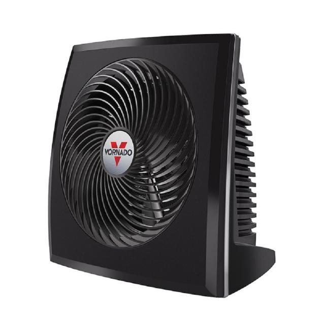 總代理VORNADO沃拿多推出的迴圈電暖器PVH，具備機身不燙手、傾倒及異物阻擋自動斷電功能，內建扇葉送風設計，提供超暖房效果。適用於室內空間加熱，兼具冷氣與電暖功能，是居家使用的理想選擇。產品尺寸為27.6cm x 20cm x 28.4cm，重量輕巧僅2kg，電壓110W/60Hz，可調溫度範圍廣，最大消耗功率達1300W，符合BSMI許可字號R32214。