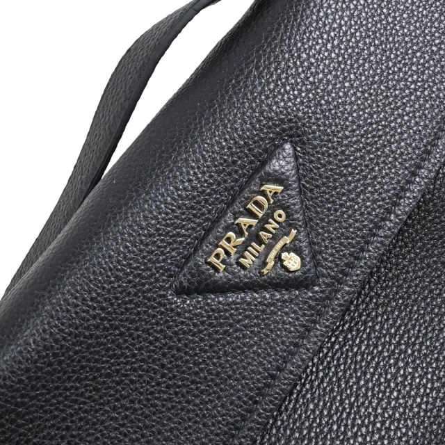 【PRADA 普拉達】經典三角LOGO粒面小牛皮翻蓋可調單肩背包(黑)