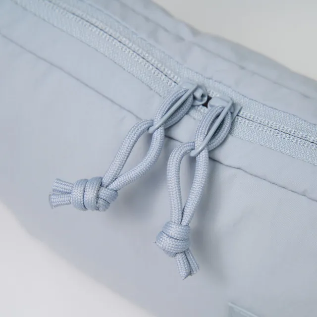 【The North Face】TNF 休閒 運動 DWR防潑水休閒單肩包 W NEVER STOP CROSSBODY 男 女 灰 (NF0A81DSFM2)
