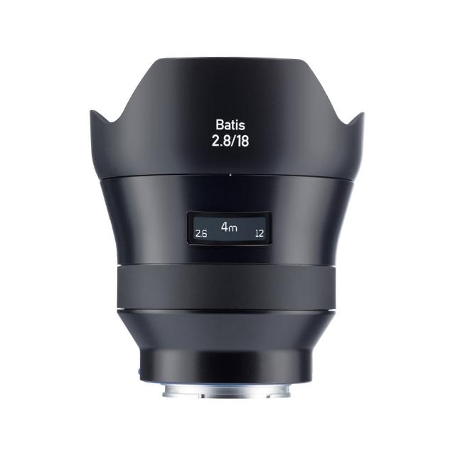  ZEISS 蔡司 Batis 2.8/18 廣角定焦鏡頭，專為 SONY E-Mount 全片幅相機設計，提供 18mm 焦距與 f/2.8 – f/22 大光圈，11 片 10 組鏡片結構確保優異畫質與邊緣銳利度。重量約 330g，濾鏡尺寸 M77 x 0.75，適合風景、建築與室內攝影。公司貨提供 36 個月以上保固，專業廣角鏡頭首選。 