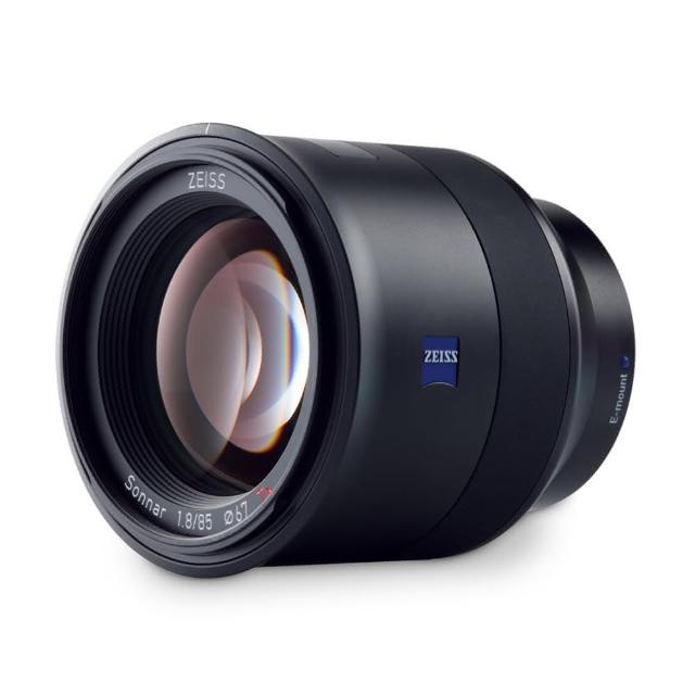  ZEISS 蔡司 Batis 1.8/85 是一款專為 Sony E-mount 全幅相機設計的廣角定焦鏡頭，重量約 401g~600g，提供出色畫質與自動對焦功能。來源為公司貨，享有 3 年保固（詳細以官網公告為準）。適合人像攝影與專業拍攝，提升您的 Sony 相機表現。 