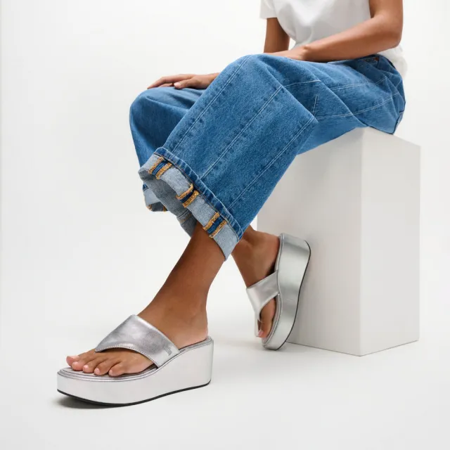 【FitFlop】PLATFFORMS 楔形厚底夾腳涼鞋-女(2色)