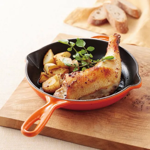 【Le Creuset】琺瑯鑄鐵單柄圓煎盤23cm 雪紡粉/櫻桃紅/綠光森林 3色選1+TNS單柄平煎鍋20cm(贈V油刷-櫻桃紅)