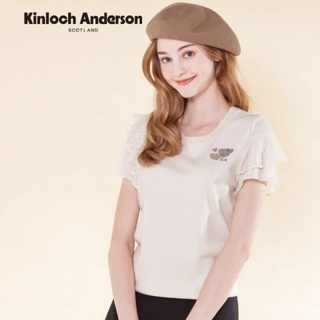 【Kinloch Anderson】甜美不對稱雪紡荷葉袖螺紋領熊頭燙鑽短袖針織上衣(KA1259009 米白)