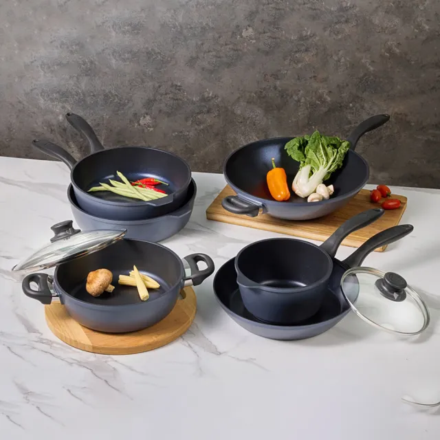 【CorelleBrands 康寧餐具】WORLD KITCHEN 大金藍寶石鑄造不沾深炒鍋32cm(含蓋)