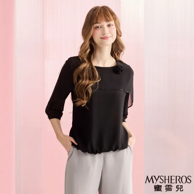 【MYSHEROS 蜜雪兒】雪紡造型上衣 圓領閃鑽花朵配飾(黑)