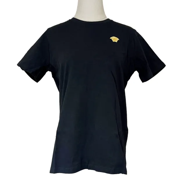 【VERSACE 凡賽斯】小梅杜莎刺繡logoT-shirt(黑/黃logo)(14A)