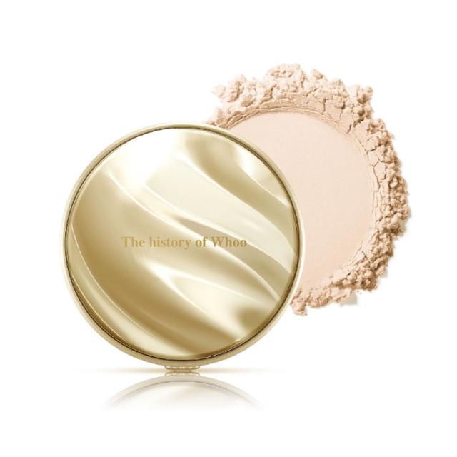Whoo後 拱辰享美金鐏玉帛珍珠蜜粉，結合韓國傳統美學與現代科技，以珍珠、玉帛等天然成分為基底，提供輕盈持久的完美妝效。其獨特配方能有效遮蓋瑕疵，同時保有肌膚透氣性，適合各種膚質使用。這款蜜粉不僅具有高遮瑕力，還能讓肌膚看起來更加柔嫩與光澤，是追求自然美肌的必備化妝品。