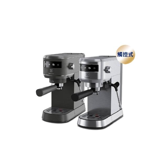 Electrolux伊萊克斯 E5EC1-51ST Electrolux 伊萊克斯 E5EC1-51ST 半自動咖啡機,採用優質不鏽鋼機身,銀色系設計精緻時尚,尺寸長412 x 寬147 x 高304 mm,輕巧僅3.9 Kg,適閤家用。配備20 Bar 高壓幫浦,沖泡濃鬱香醇義式咖啡;水箱容量0.5-1公升,方便補水;1100-1200W 功率快速加熱;配件包含把手及咖啡量匙。產地中國,BSMI 許可 R33428,享1年保固。完美選擇您的居家咖啡生活!