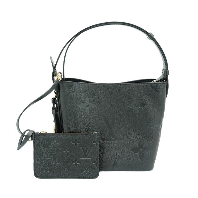 LV LOUIS VUITTON路易威登 M13480 經典 All In BB 系列壓花粒面牛皮手提/斜背包 路易威登 M13480 經典 All In BB 系列壓花粒面牛皮手提斜揹包,黑色設計搭配數字與英文字母圖案,展現歐系精品風格。來自百貨專櫃,適合女性日常出勤與休閒搭配,經典時尚,質感優異。