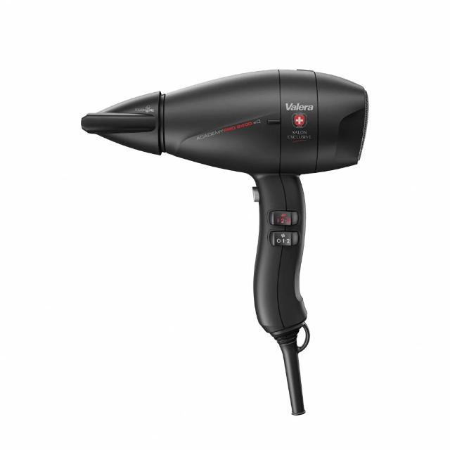 Valera維力諾 AP2.4 Valera 維力諾 AP2.4 專業吹風機,採用有線 110V 設計,功率達 1401W~1500W,提供強勁風力與高效乾燥。具備冷風、多段溫控及負離子功能,保護頭髮不損傷,適合所有髮質、油性及乾性頭髮。原廠一年保固,確保品質可靠,是日常造型與護髮的理想選擇。