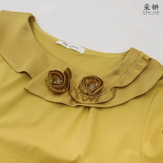 【CHAI YAN 采妍】荷葉領綴飾短袖上衣(春夏新款-65-78公斤可穿)