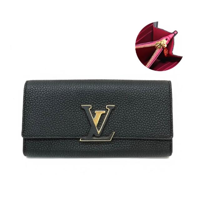 LV LOUIS VUITTON路易威登 M61248 經典 Capucines 系列 Taurillon 牛皮信封式翻蓋長夾 這款 LV LOUIS VUITTON 路易威登 M61248 經典 Capucines 系列 Taurillon 牛皮信封式翻蓋長夾,以優雅黑色系為主,展現品牌經典風格。外層為高質感 Taurillon 牛皮,搭配信封式翻蓋設計,簡約大方,適合男女使用。釦式開口,方便取用,無內外夾層,輕便實用。