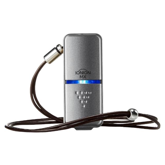  IONION MX 是一款日本原裝進口負離子個人空氣清淨機，無需濾網設計，灰色系輕巧機身僅20g，尺寸25x65x15mm，內建電池供電，噪音0dB超靜音，適用個人25cm內空間。具負離子功能，每小時產生大量負離子改善空氣品質，低功耗0.02W，配件含說明書，BSMI R39717認證，1年保固。完美適合隨身攜帶，提升個人健康環境。 