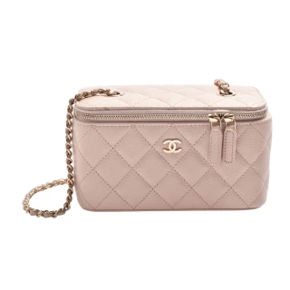 【CHANEL 香奈兒】經典雙C LOGO菱格魚子醬牛皮拉鍊斜背長方形化妝包(裸粉色)