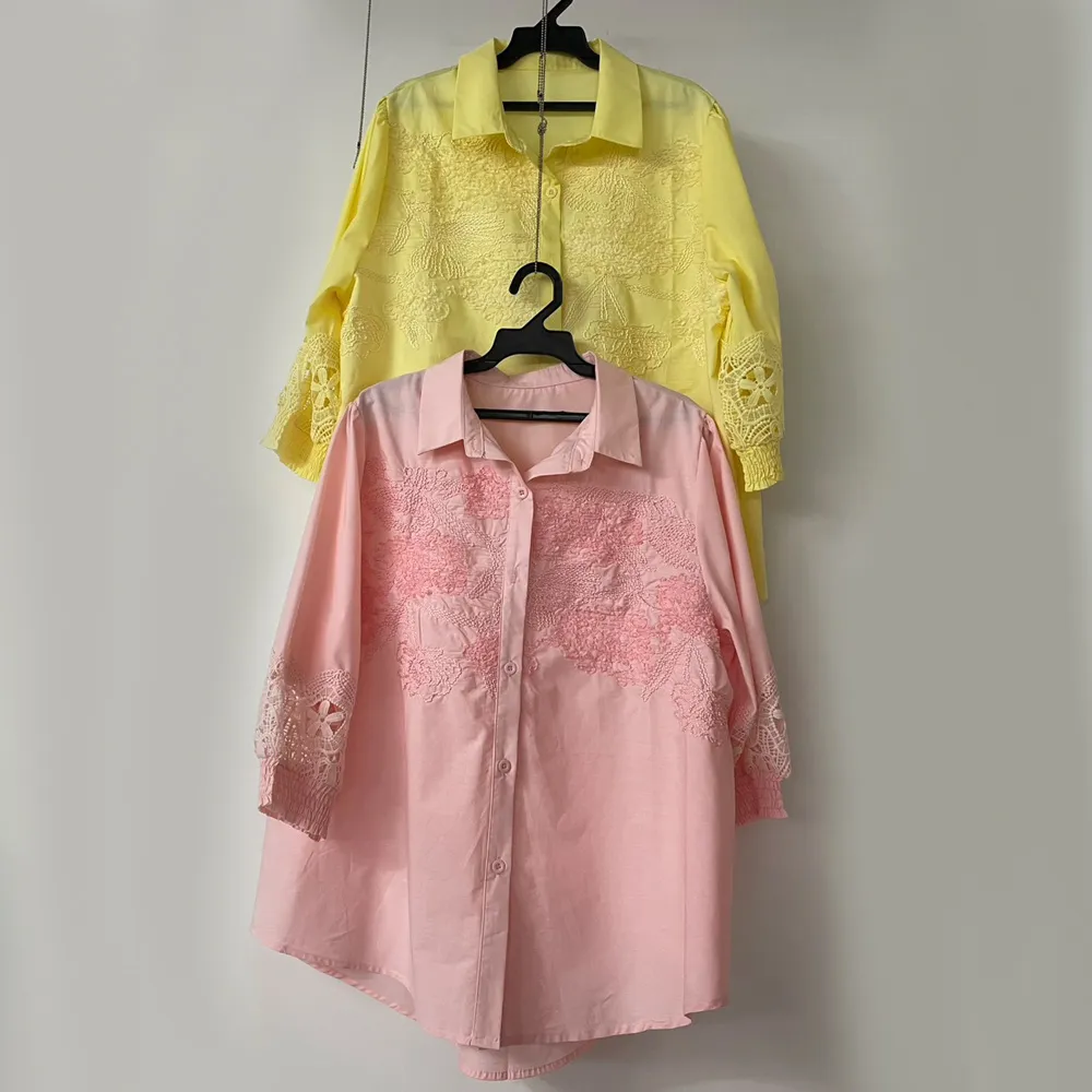 【MON’S】立體刺繡蕾絲上衣(直)