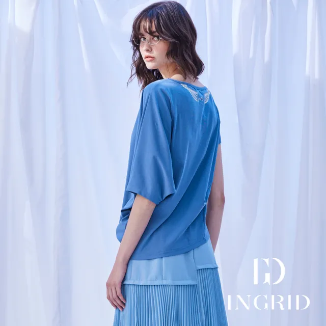 【IGD 英格麗】實體同步款-IGD珍珠鍊不對稱造型袖上衣-藍色
