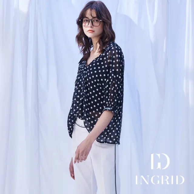 【IGD 英格麗】實體同步款-波點雪紡大V領落肩上衣-黑色