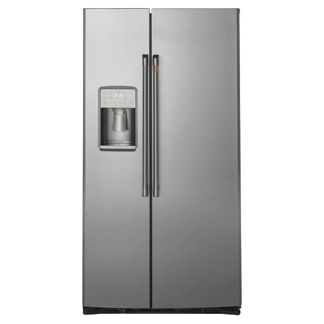 GE奇異 CZS22MP2S1 GE奇異 CZS22MP2S1 冰箱提供702L超大容量儲物空間,適合大家庭使用。灰色系設計時尚對開雙門,高176cm x 寬91cm x 深72.4cm尺寸,重量154kg,產自墨西哥,使用定頻馬達與R134a環保冷媒。電壓120V/60Hz,含基本安裝服務,全機1年保固、壓縮機5年保固,BSMI許可字號T39084。高效儲鮮,滿足日常需求,是理想家用冰箱選擇。