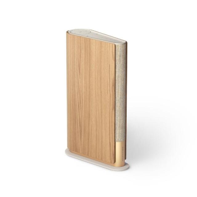 B&O Beosound Emerge B&O Beosound Emerge 棕色/咖啡色家用單件式喇叭,採用藍芽與WiFi連線方式,提供100W以上強勁輸出功率。主要材質包含優質木質、塑膠與布料,支援喇叭串聯、立體聲配對及AirPlay 2功能,適合現代居家空間,帶來頂級音質體驗。其他語音助理相容,完美融入智慧生活。