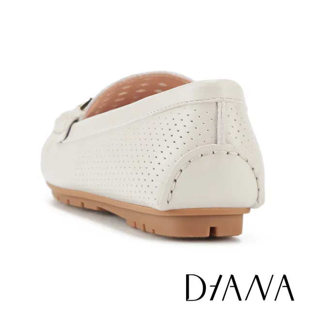 【DIANA】羊皮壓花透氣沖孔飾釦樂福鞋 白色