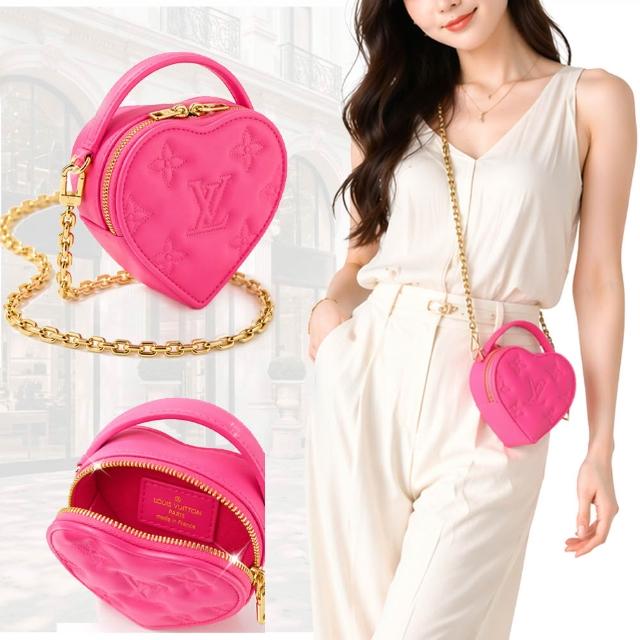LV LOUIS VUITTON路易威登 M81893 Pop My Heart 絎縫小牛皮鏈帶手提/斜背包 高階歐系精品品牌路易威登推出的M81893 Pop My Heart系列手提包,採用高品質小牛皮製成,經典鏈帶設計搭配粉紅色素面外觀,展現優雅與時尚感,適合女性日常出勤與休閒場合。