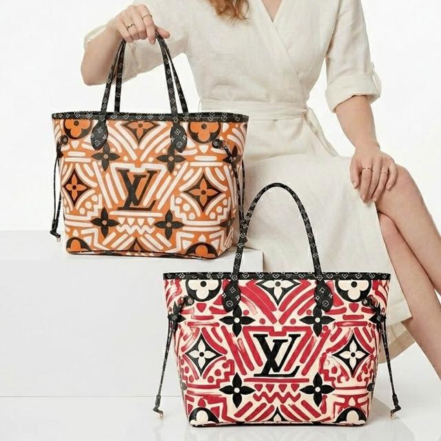 LV LOUIS VUITTON路易威登 M56584 Neverfull MM 帆布印花塗鴉幾何附手拿肩背托特包 時尚百搭的LV Neverfull MM托特包,採用經典帆布材質,並以獨特的印花塗鴉幾何圖案點綴,兼具復古與潮流風格。輕便實用,適合日常出勤、購物或短途旅行,配有可拆卸肩帶與手提提手,靈活多變。內裡空間充足,設計精緻,展現LV高階工藝與品牌特色。